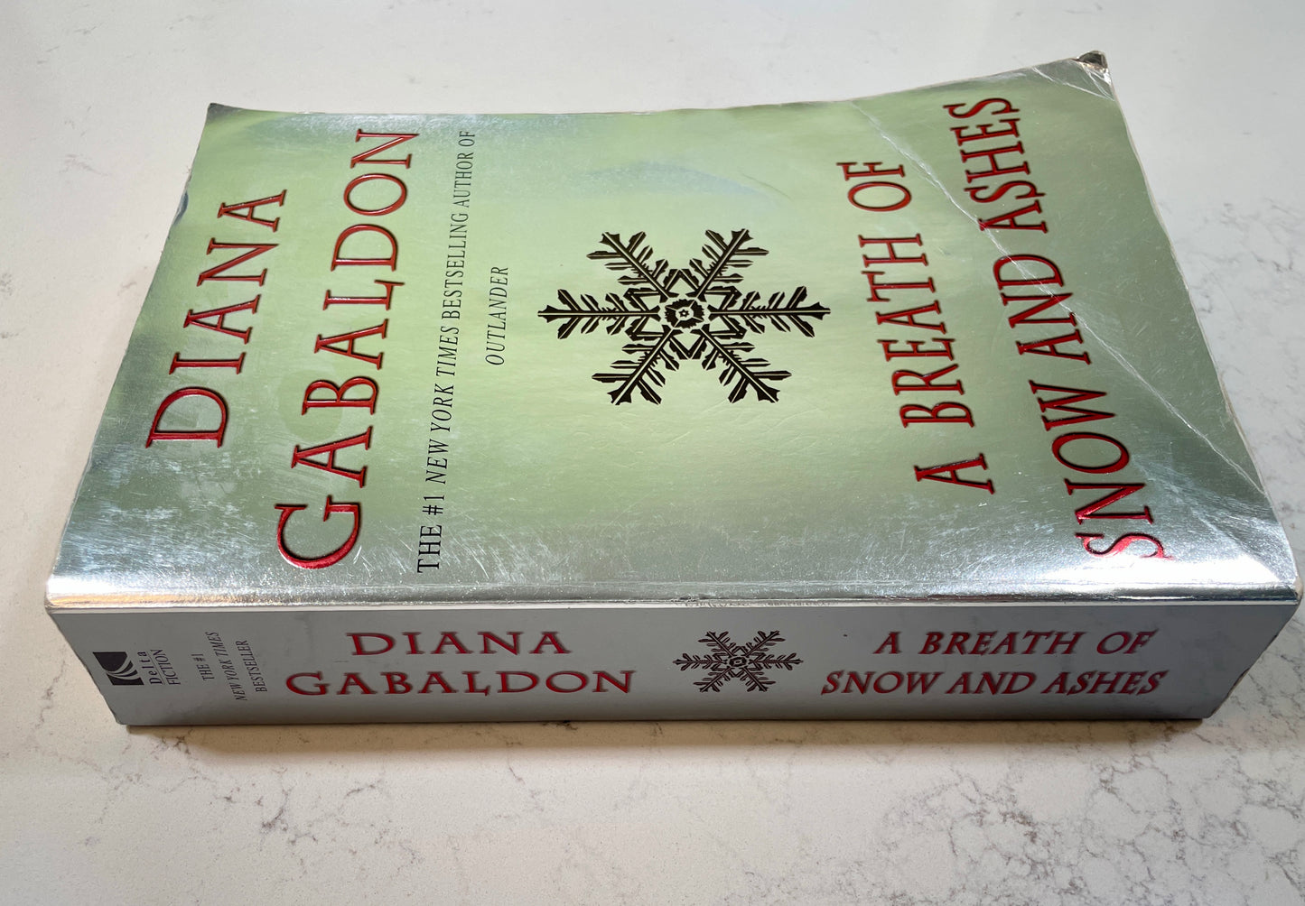 A Breath of Snow and Ashes (Outlander Series) written by Diana Gabaldon